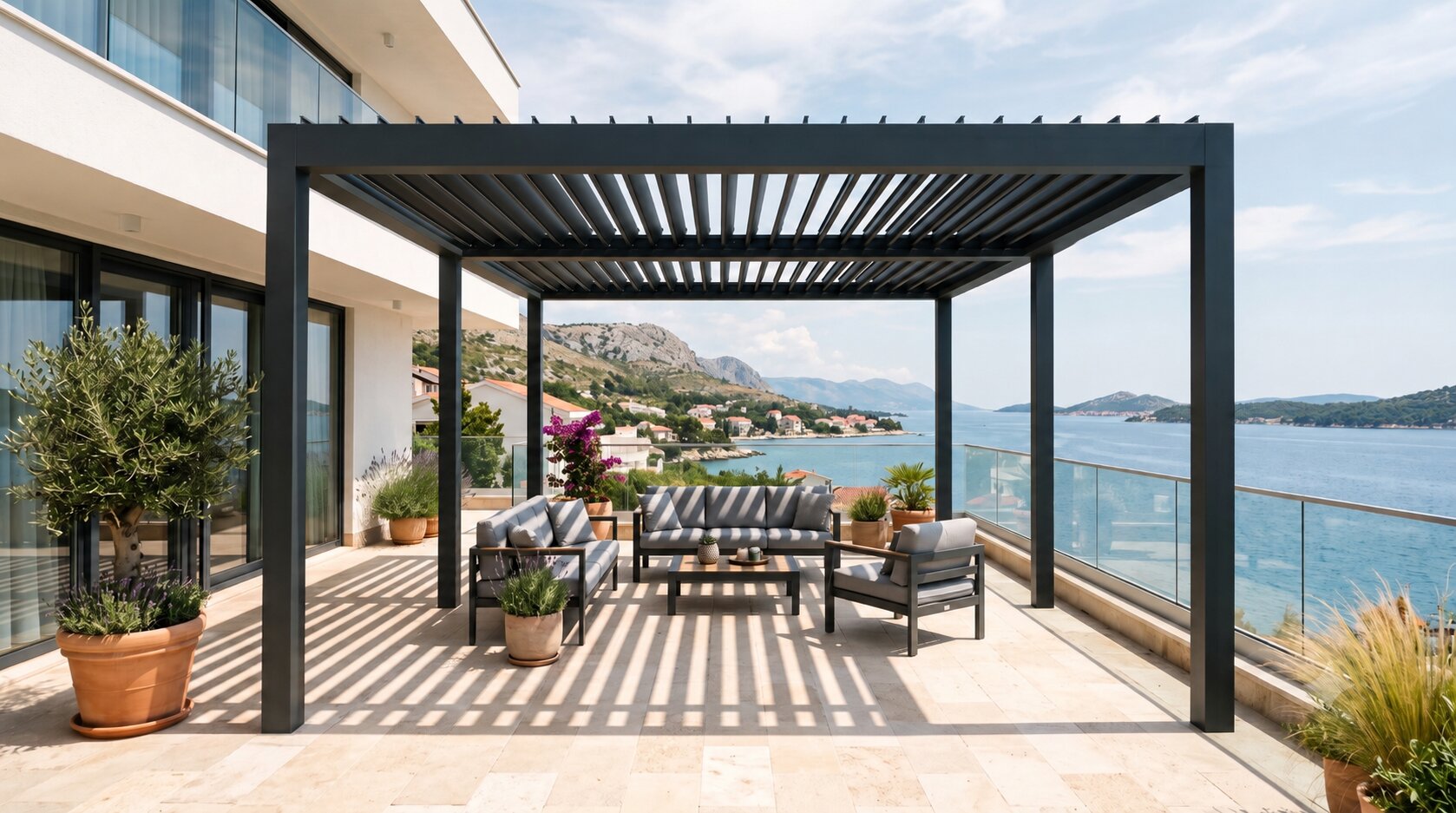 Pergola lamelowa solarna na tarasie z widokiem na morze